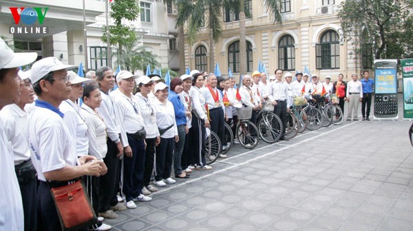 Elderly bicyclists support Vote for Ha Long Bay Campaign - ảnh 2